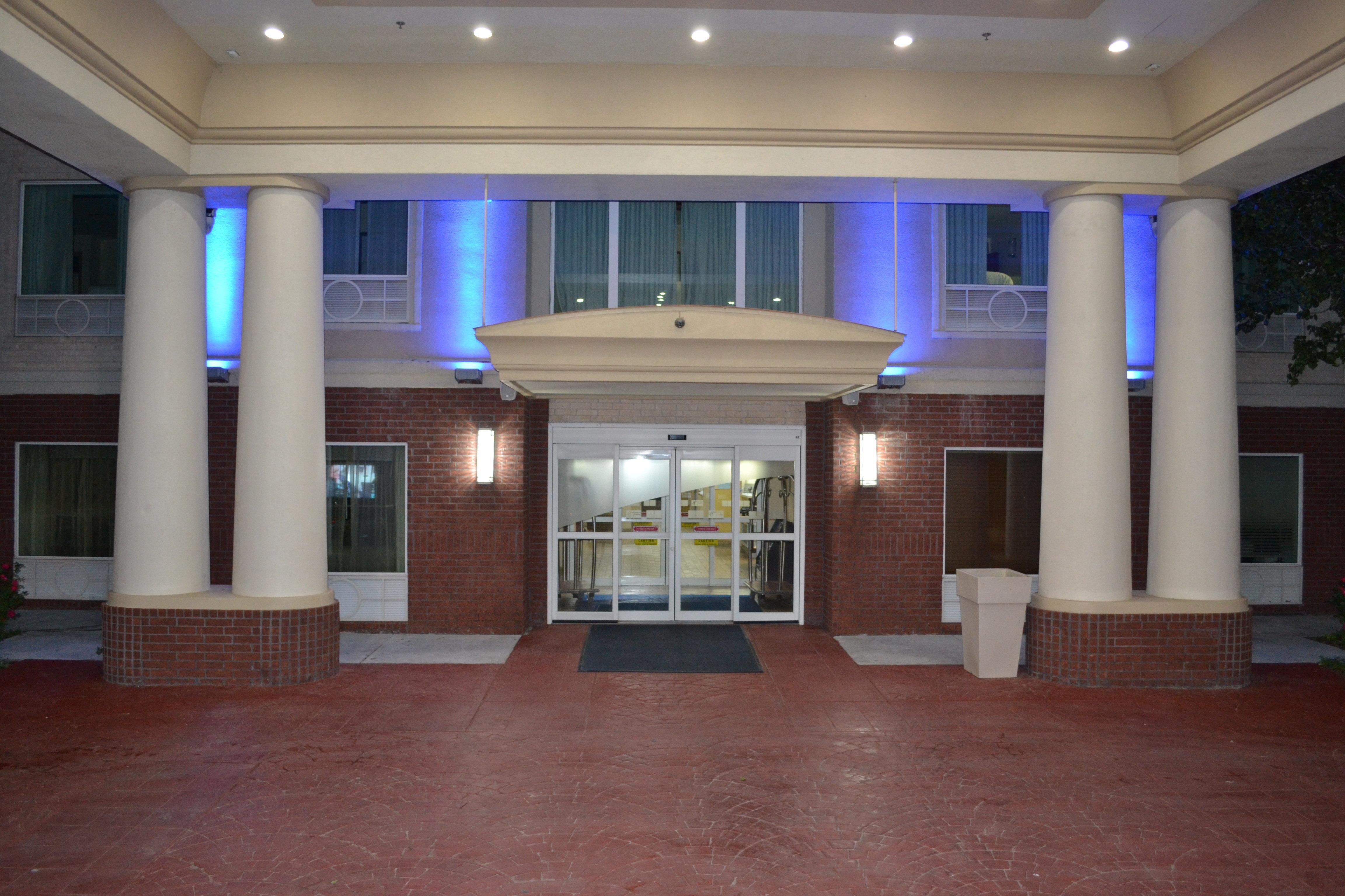 Holiday Inn Express Hotel & Suites Gainesville By Ihg Bagian luar foto