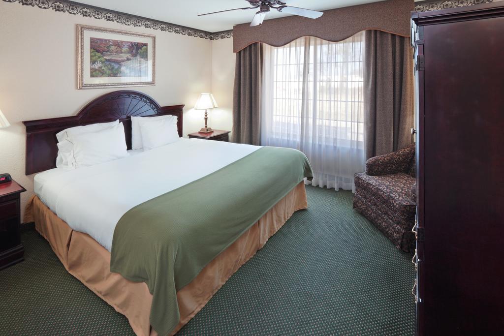 Holiday Inn Express Hotel & Suites Gainesville By Ihg Bagian luar foto