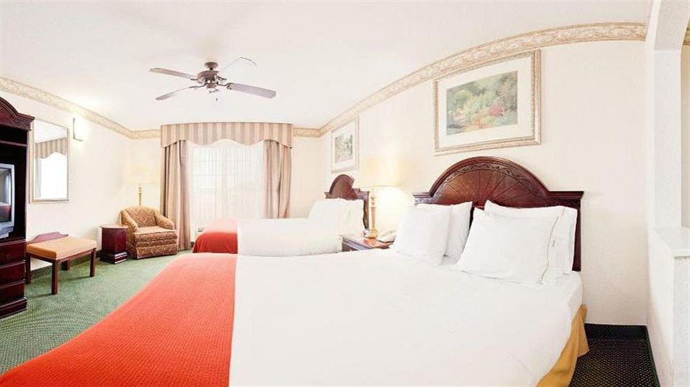 Holiday Inn Express Hotel & Suites Gainesville By Ihg Bagian luar foto